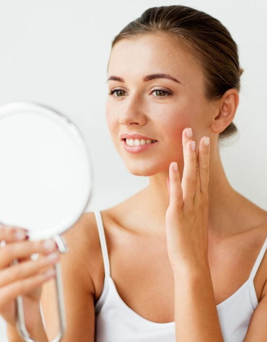 model looking in the mirror